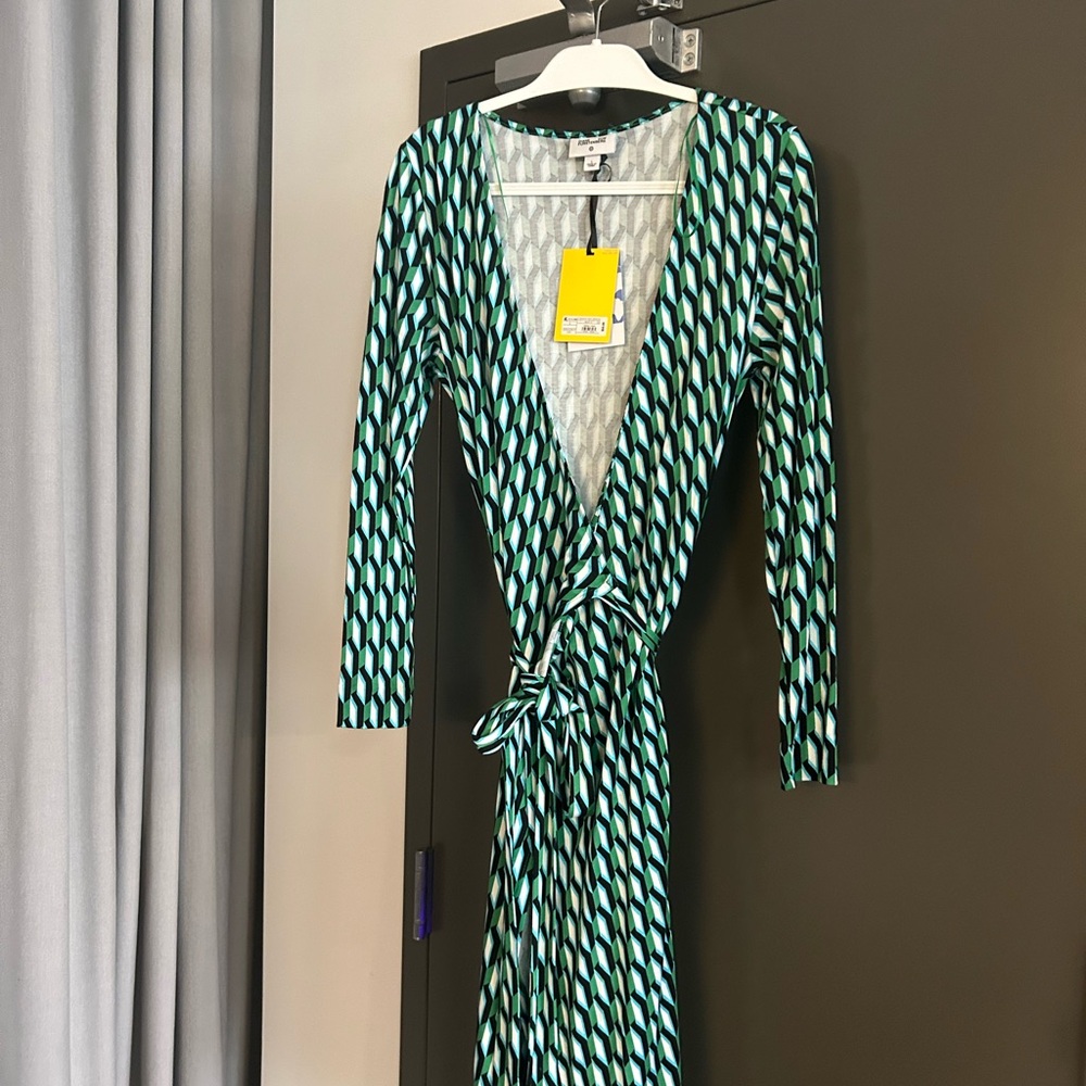 Stylish DVF Green Patterned Wrap Dress